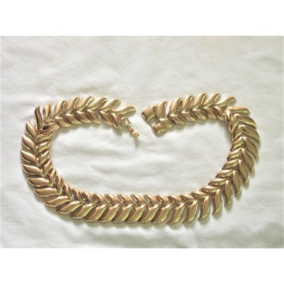 Vintage V Link Collar Necklace Gold Tone Shiny Lightweight Valentine Birthday - Picture 4 of 7